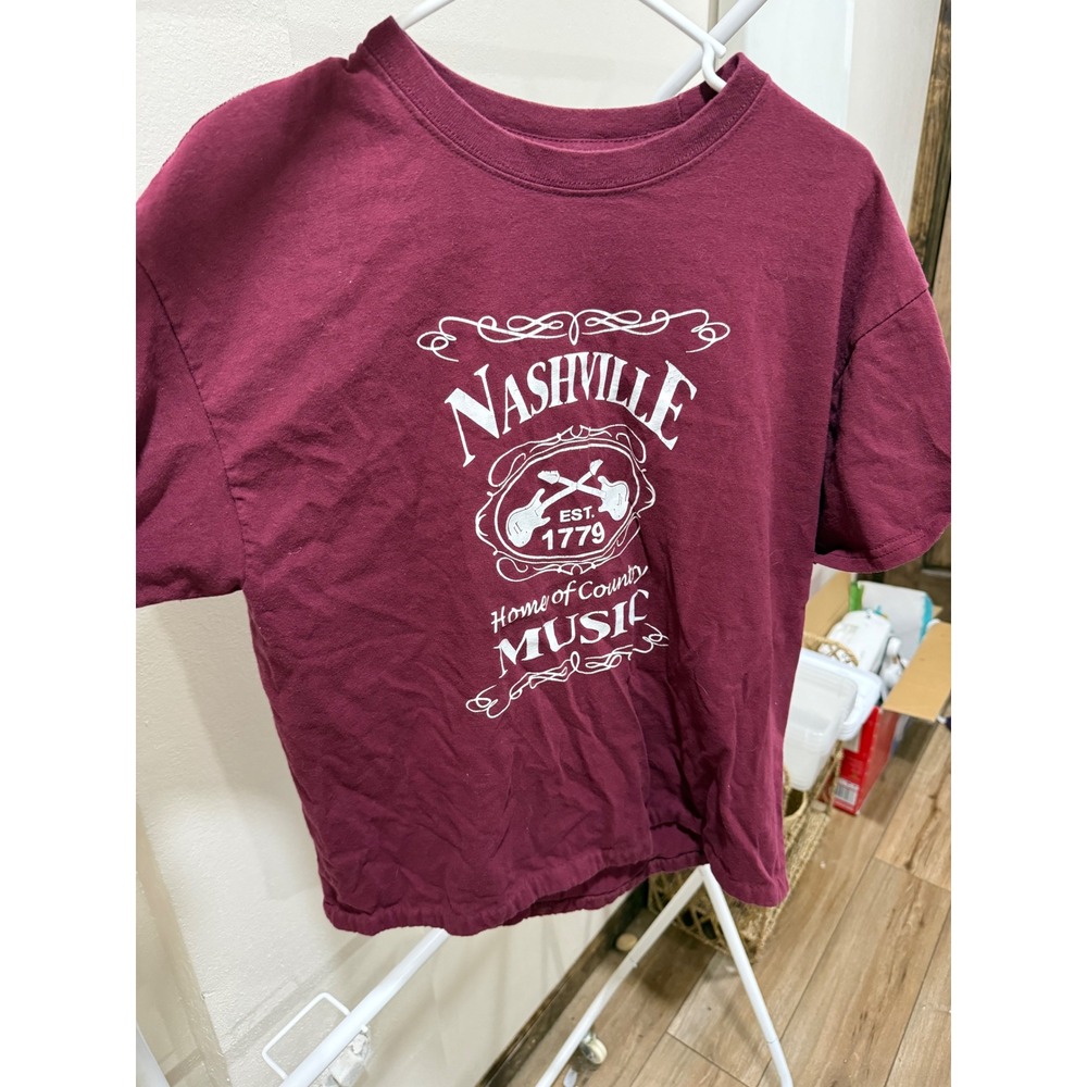 Gildan Nashville Tennessee Home of Country Music Graphic T-Shirt Burgundy Large